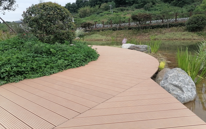 成都龍泉驛區河邊步道塑木地板